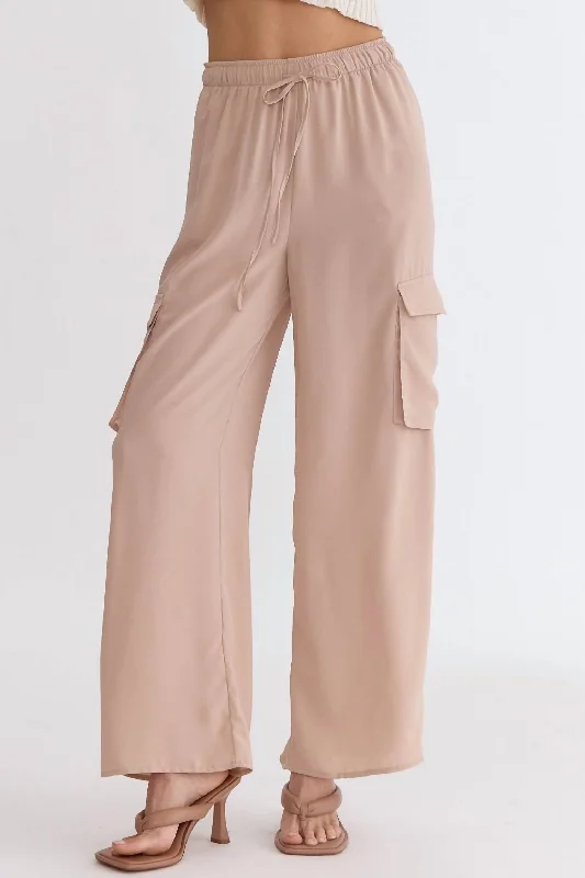 Women's Wide Leg Cargo Pants In Light Taupe