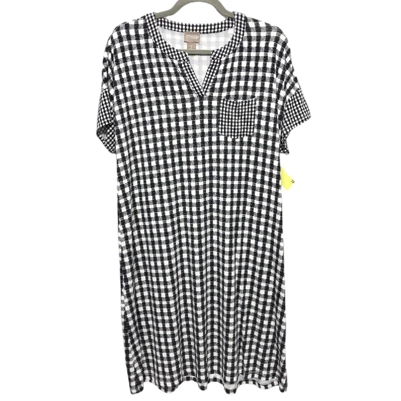 Dress Casual Short By Chicos In Black & White, Size: M